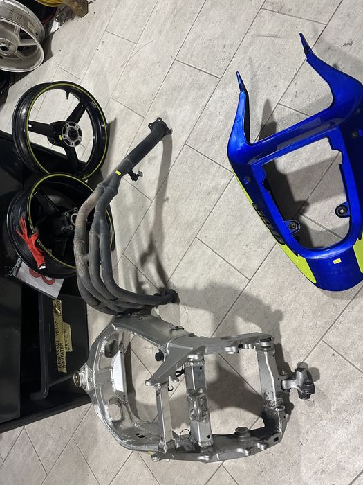 Suzuki GSXR  600 K1 на части