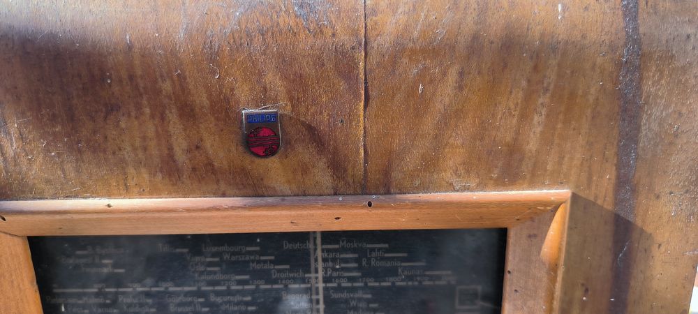 Продавам ретро радио Phillips лампово