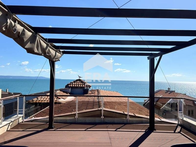 Луксозен апартамент на две нива с гледка към морето