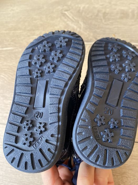 Vând cizmulițe  Melania noi pentru fetițe din piele