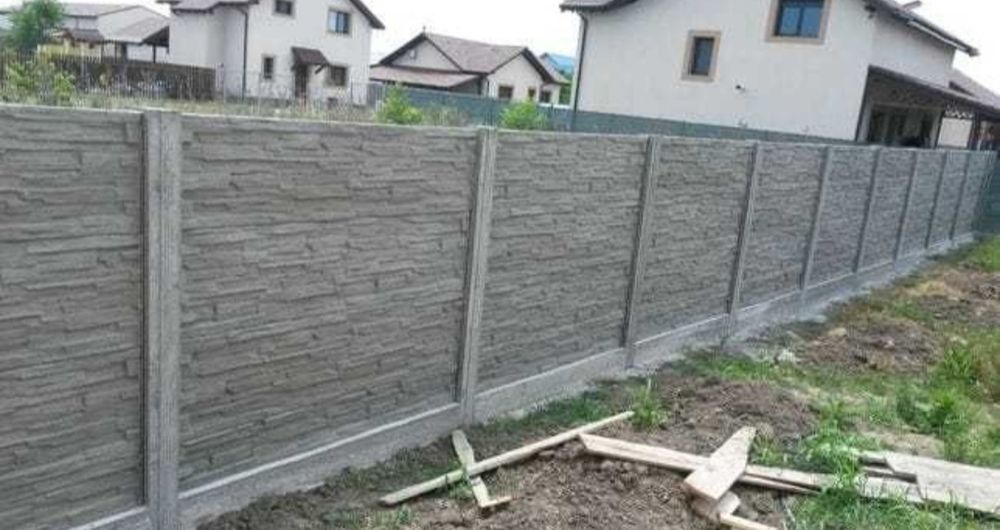 Porți și garduri metalice de diferite dimensiuni și modele, realizate din tablă, panouri tip jaluzeri.