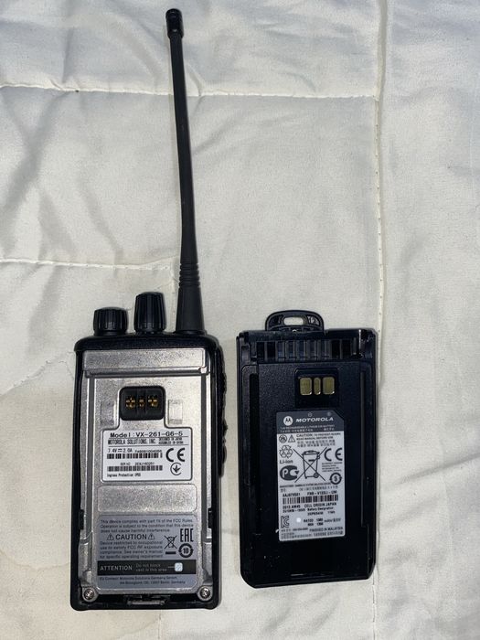 Радиостанция Motorola VX-261.