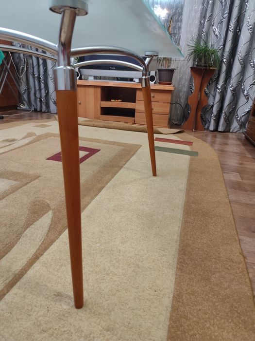 Продам стеклянный стол