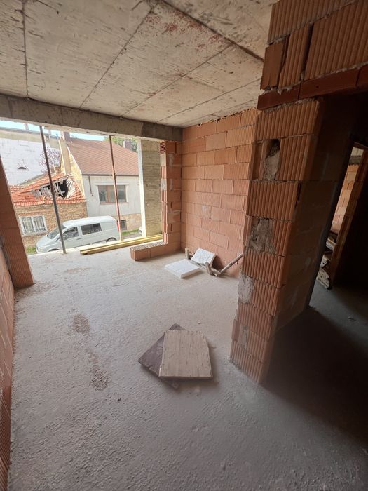 Тристаен Апартамент