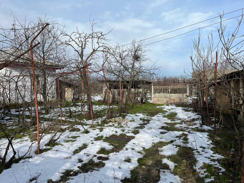 Casa de vanzare-3 camere, anexe si livada