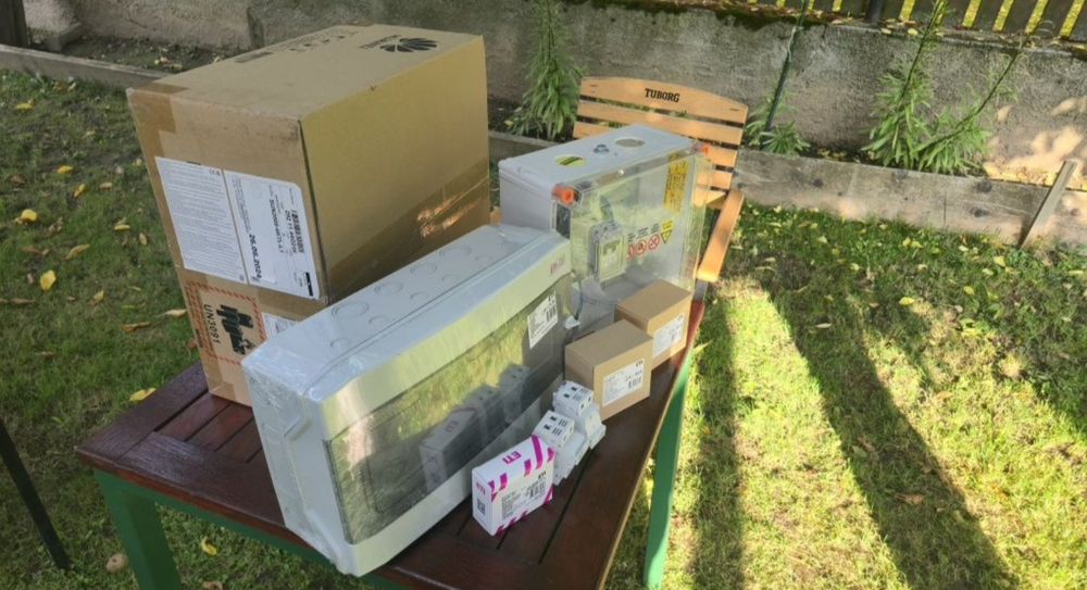 Kit fotovoltaic Huawei 6 kW - invertor hibrid + tablouri + protectii ETI - NOU