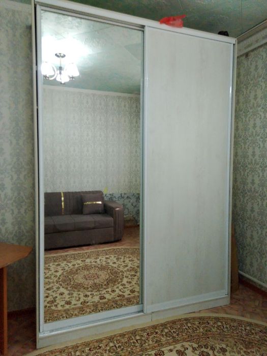 До потолка прихожкага жасалган шифонер