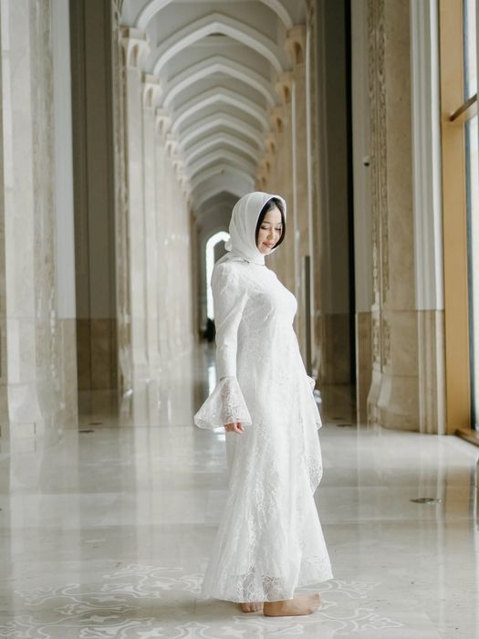 Платье на некях белое