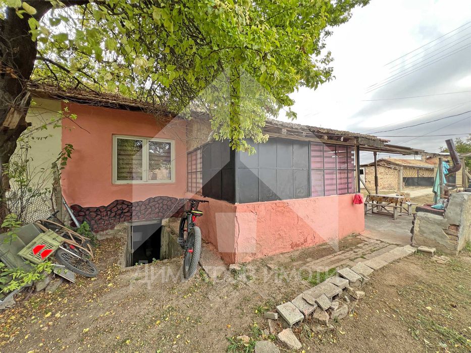 Продава самостоятелна, еднофамилна къща гр. Нови пазар - кв. Нииж.