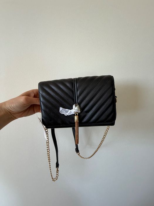 Черна чанта с висулка