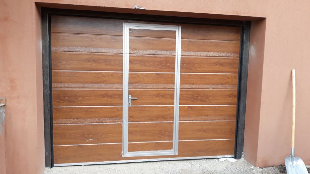 Usi de garaj stejar cu acces pietonal