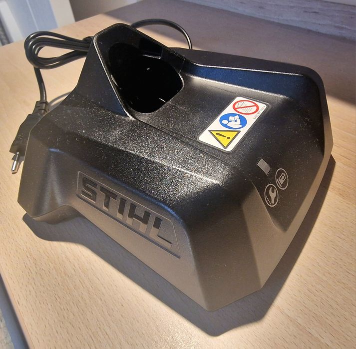 Стандартно зарядно устройство STIHL AL 1