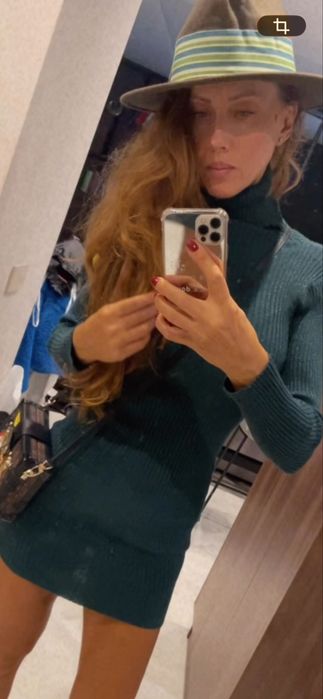 Ластична тъмно зелена рокля