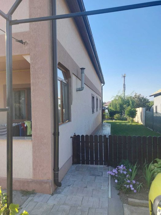 Vand casa parter 120 mp,teren 1000 mp + foisor si bucatarie vara 50 mp