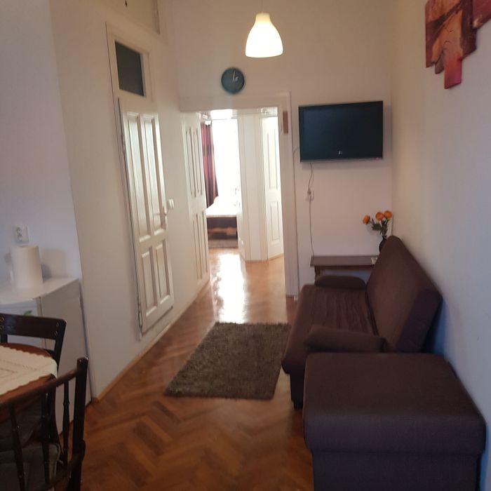 Inchiriez apartament 2 camere central, strada Avram Iancu, etaj 1