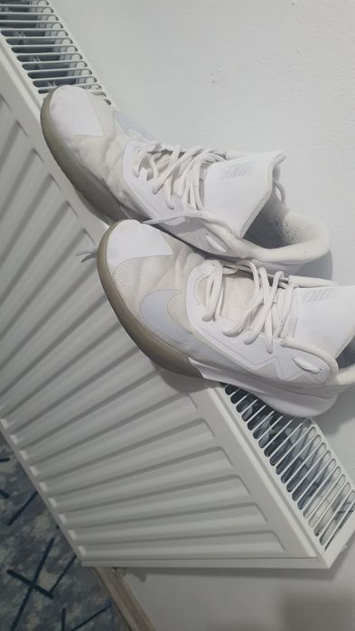 Vind adidasi nike