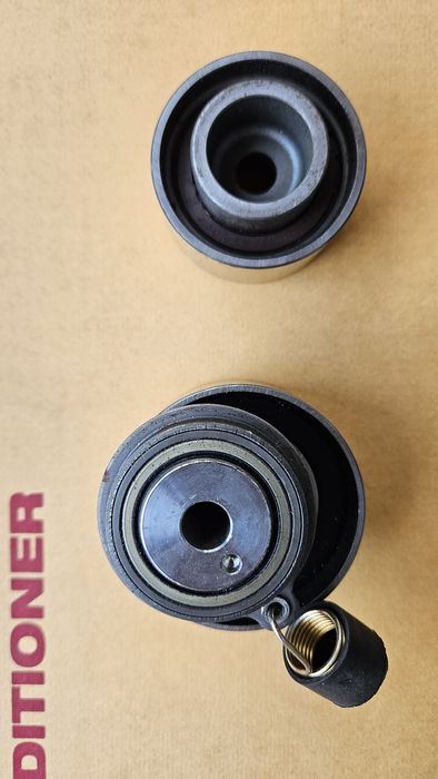 Ролка ангренаж и  ролка пистов ремък за Mazda 626,бензин