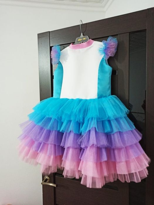 Продам очень красивое платье на девочку