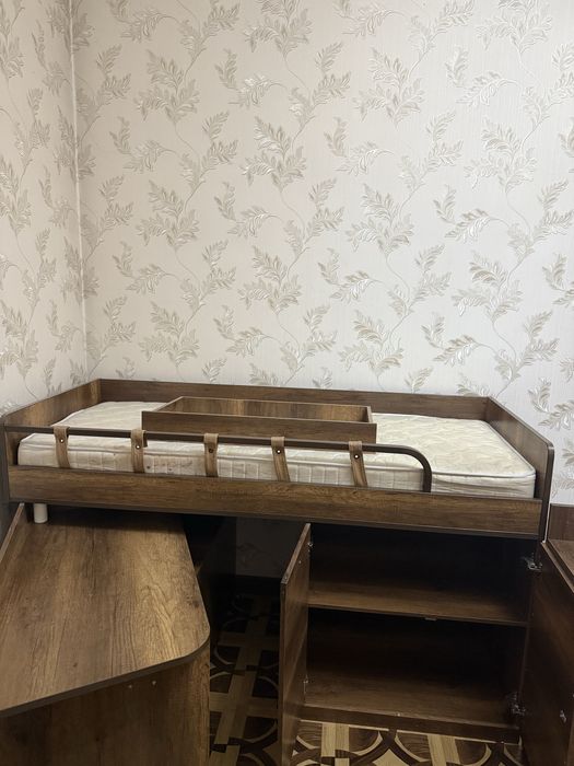 Кровать,рабочий стол, шкафы