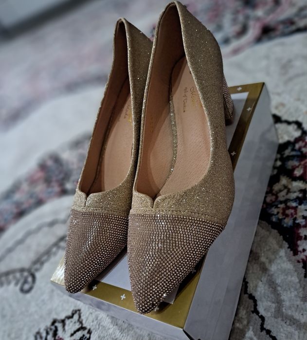 Ayollar uchun baland poshnali tufli