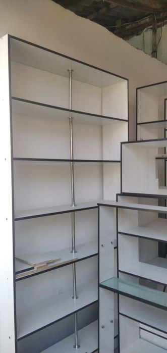 Do'kon uchun polka va stilajlar