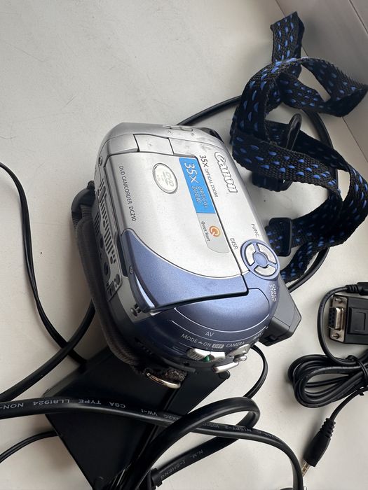 Продам видеокамеру Canon DC210