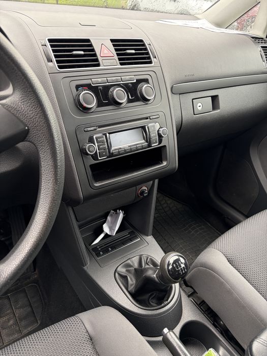Volkswagen Touran 1.6 TDI 105 CP, 5 locuri