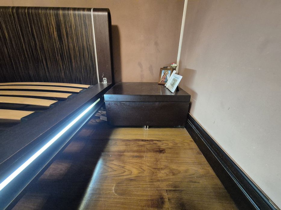 Двуспальная кровать