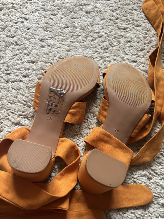 Sandale 38 cu  prindere snur pe picior  culoare mustar