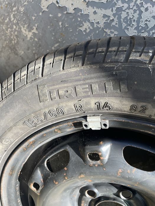 Janta tabla cu anvelopa de vara dimensiuni 185/60/r14