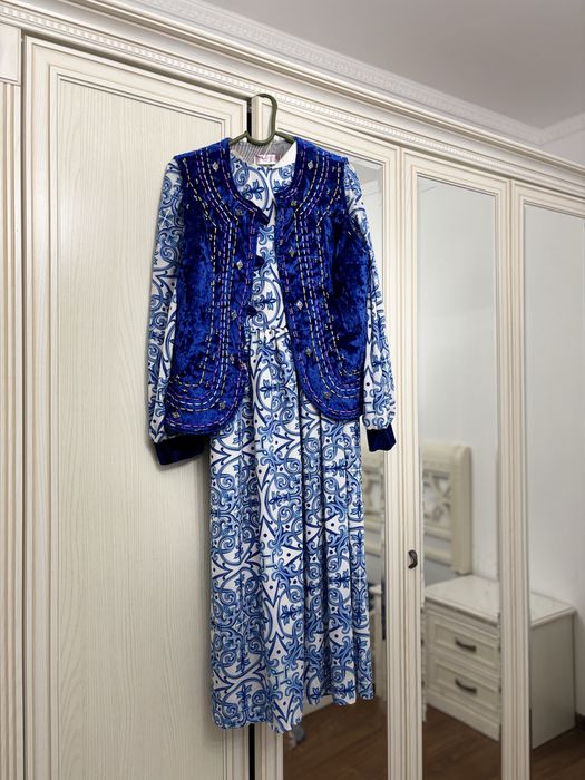 Комзол и платья.