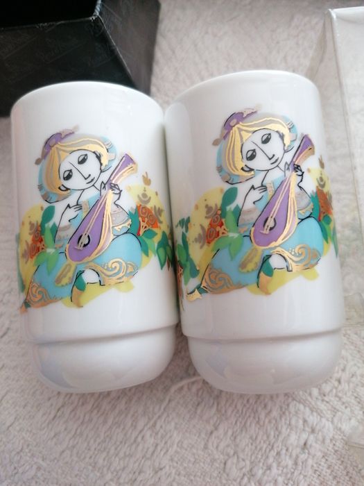 Чаши и чиния ваза червено стъкло и порцеланов сервиз за чай