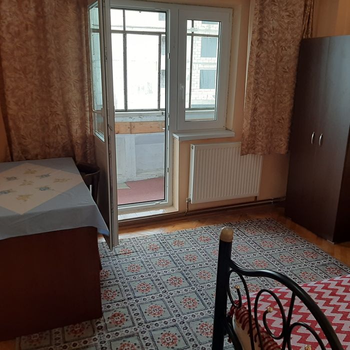 Camera libera de închiriat colega de apartament