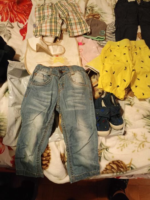 Подарявам детски обувки, лигавник, елече, шапчици и панталончета