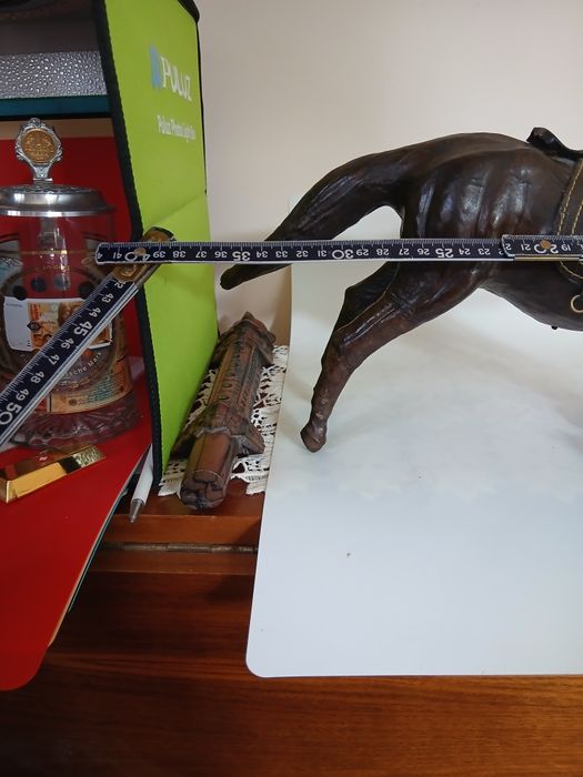 Cal anvelopat in piele,vintage.