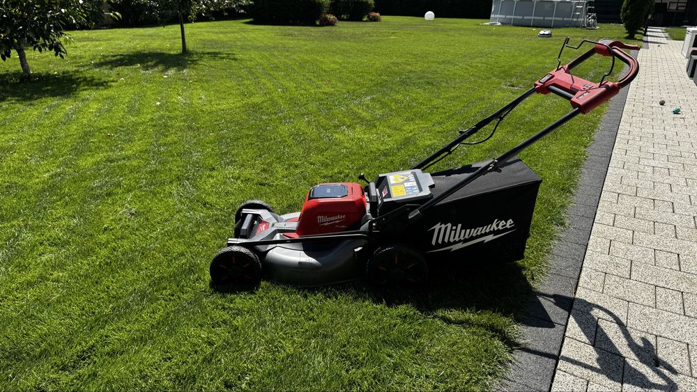 Masina tuns gazon cu acumulatori Milwaukee M18 F2LM53