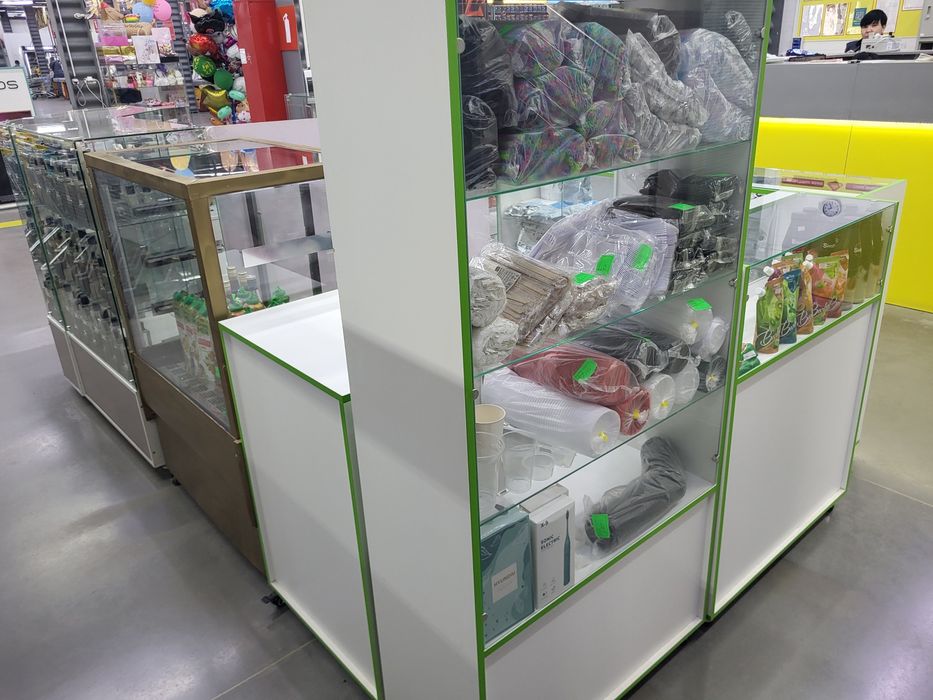 Продам витрину с кондитерским холодидьником