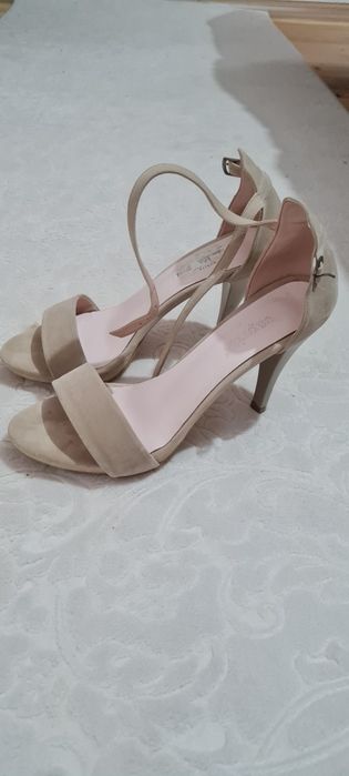 Токчета бежови   .