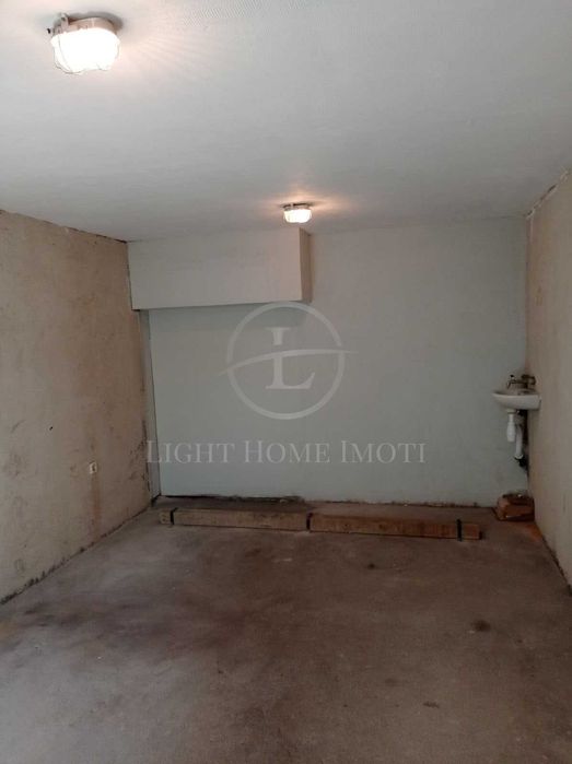 Продава се Гараж / Паркомясто в Пловдив, Център - 18 кв.м за 1556 €/кв.м - Снимка #1