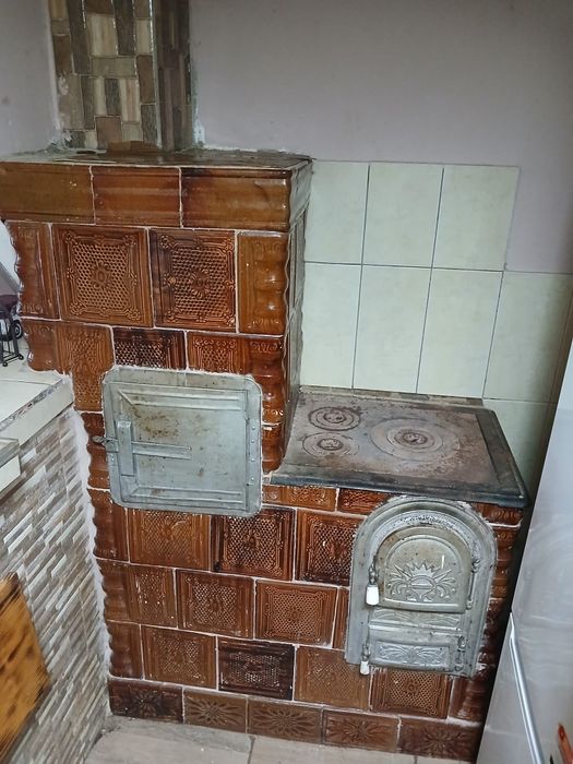 Se vinde cu tot cu samota ușa, plita ,buba