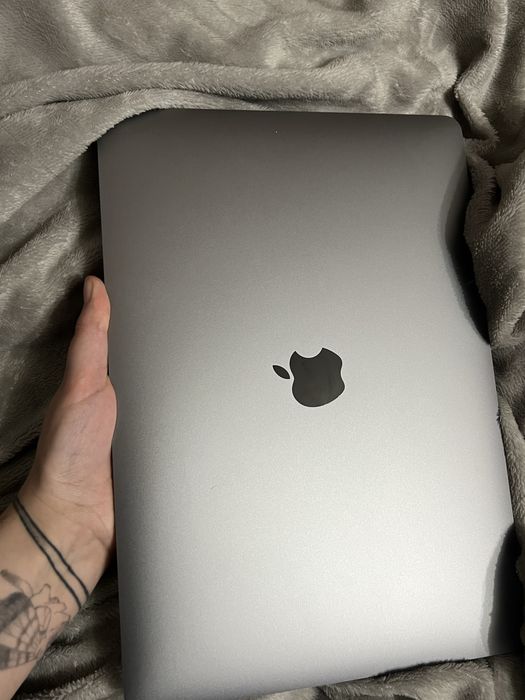 СРОЧНО продам МакБук 2020г. М1