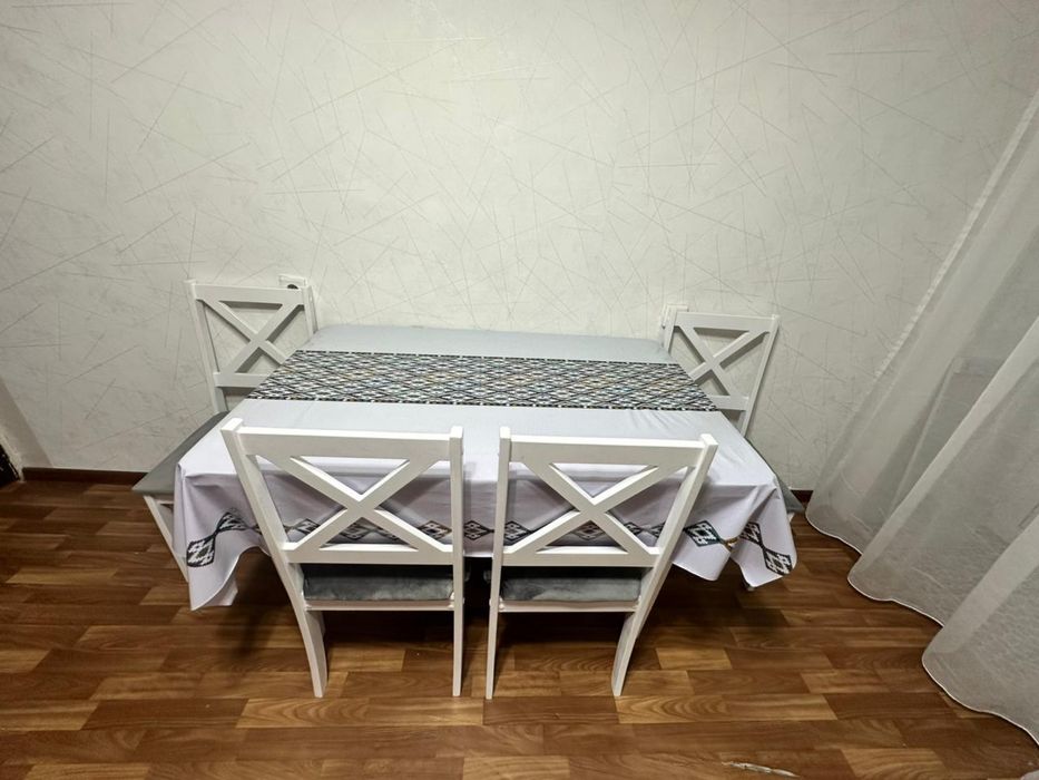 Стол со стульями