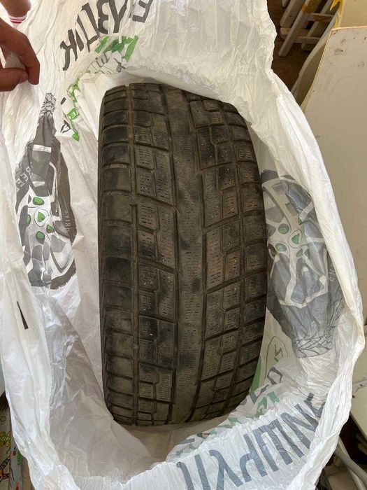 Продам резину БУ 285 45 R22 зима