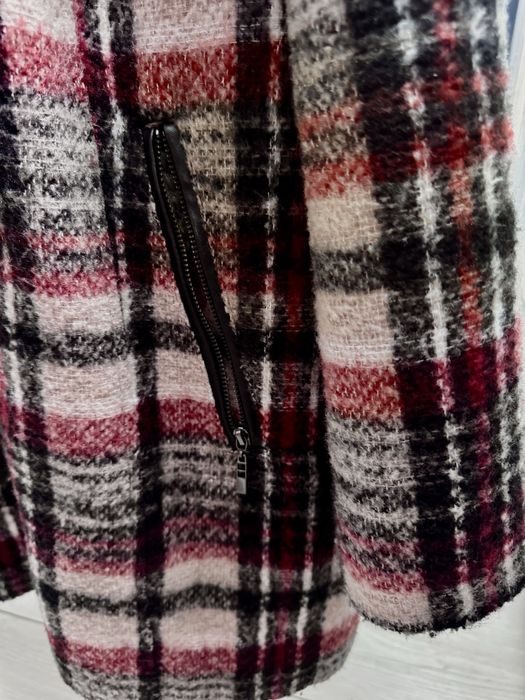 Дамско зимно карирано палто в червен, черен и бежов цвят C&A