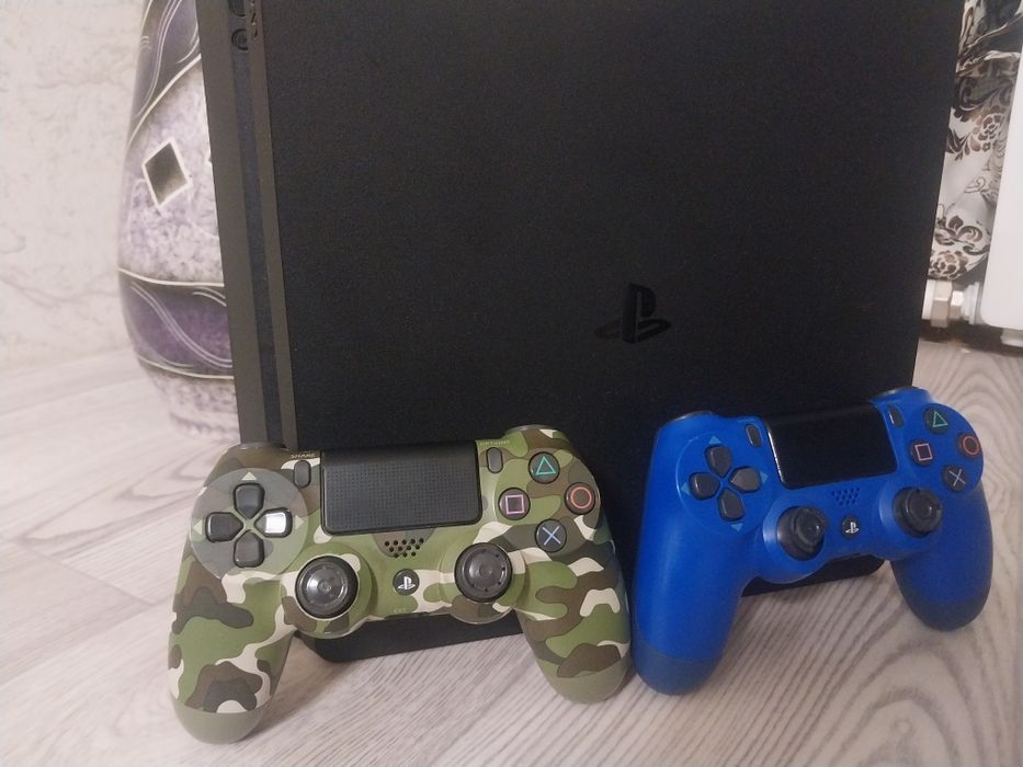 Продам пс4 слим в хорошем состоянии