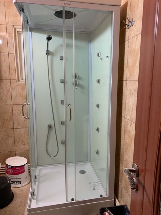 Cabina de dus cu cada mica