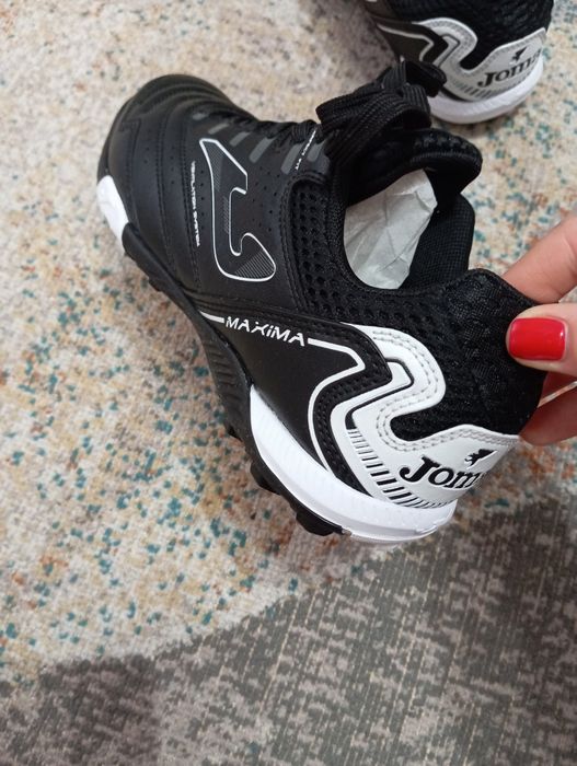 Adidași Joma 41.