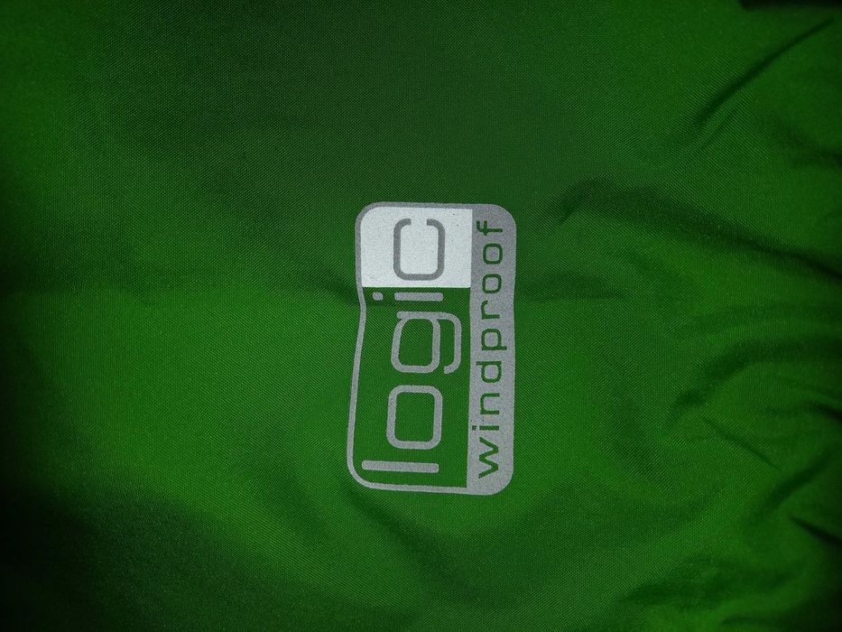 Vând jachetă Odlo subțire cu captușeală și windbreaker.