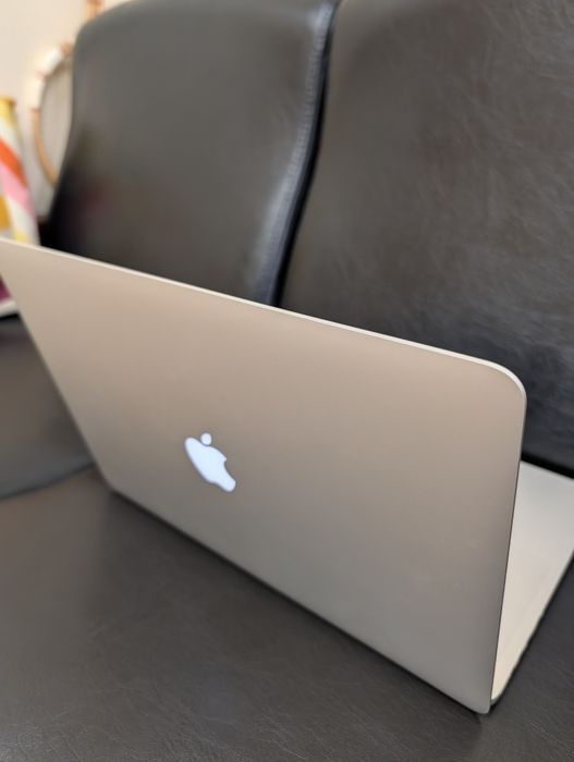 Apple MacBook Pro 15" (Mid-2015, Retina), 16GB RAM, SSD, като нов, с Apple mouse