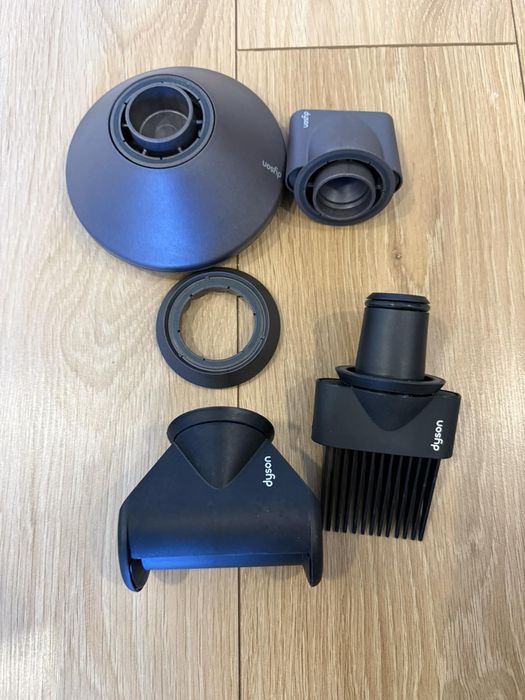 Лот различни приставки за сешоар Dyson